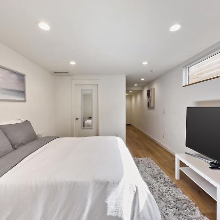 Modern Apartment Near Light Rail Сиэтл Экстерьер фото