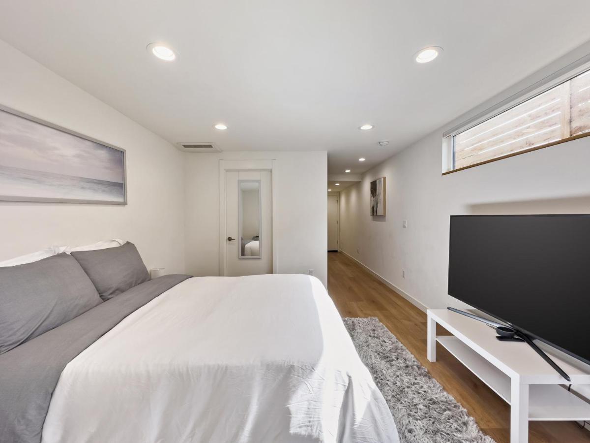 Modern Apartment Near Light Rail Сиэтл Экстерьер фото