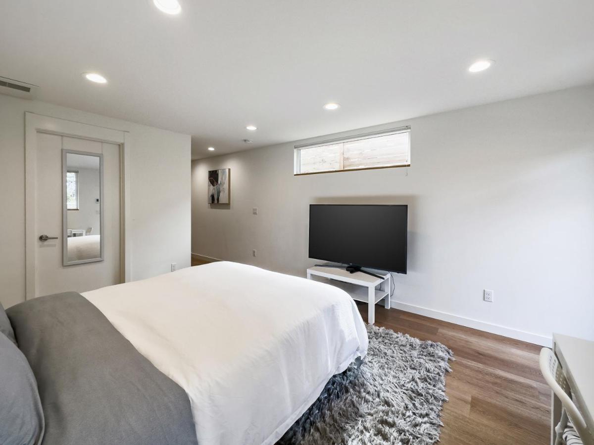 Modern Apartment Near Light Rail Сиэтл Экстерьер фото