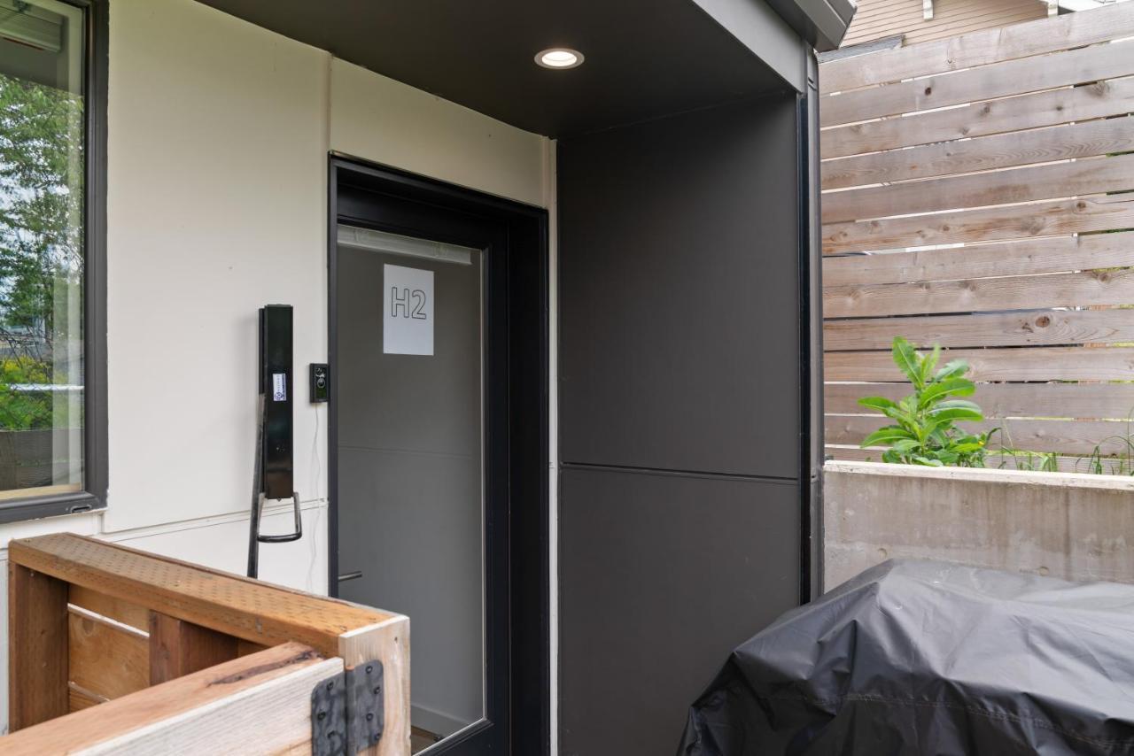 Modern Apartment Near Light Rail Сиэтл Экстерьер фото